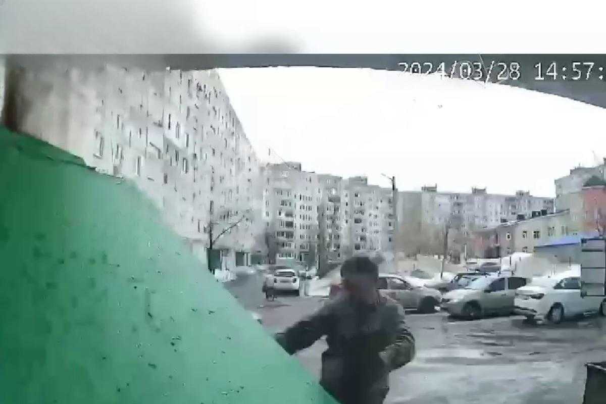 В Уфе бетонная плита входной группы МКД едва не задавила грузчика