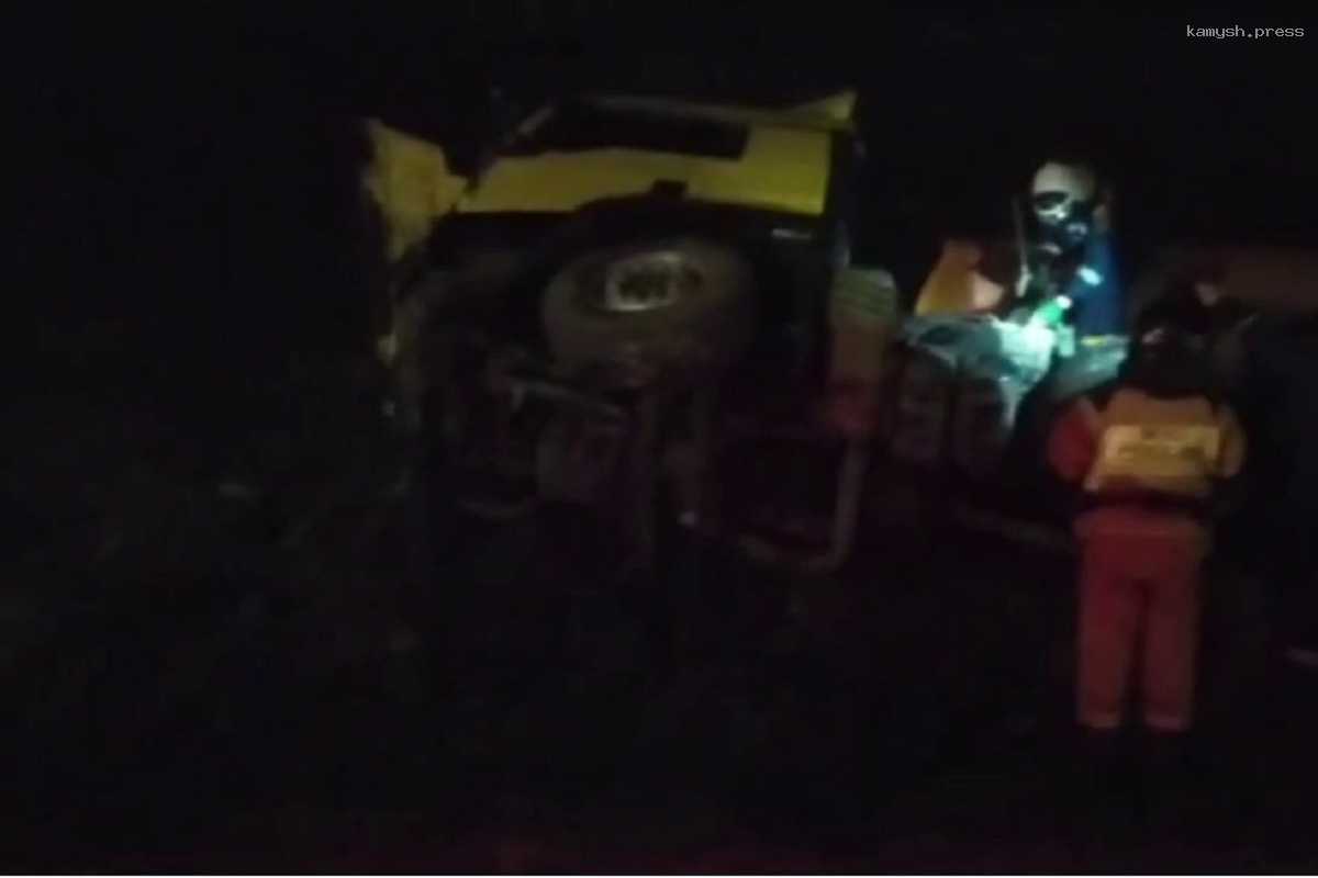 В Ростовской области на трассе перевернулся бензовоз