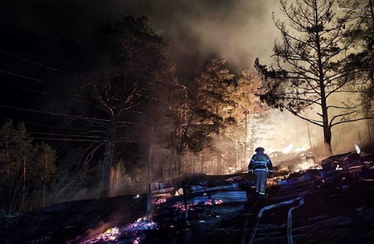 На Алтае потушен пожар на площади более 600 кв. м, повреждено 30 павильонов