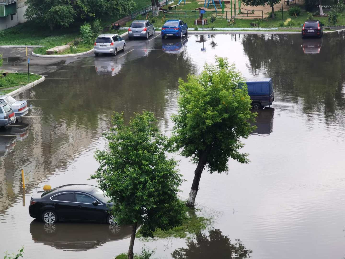 В Курганской области вода начала уходить из жилых домов
