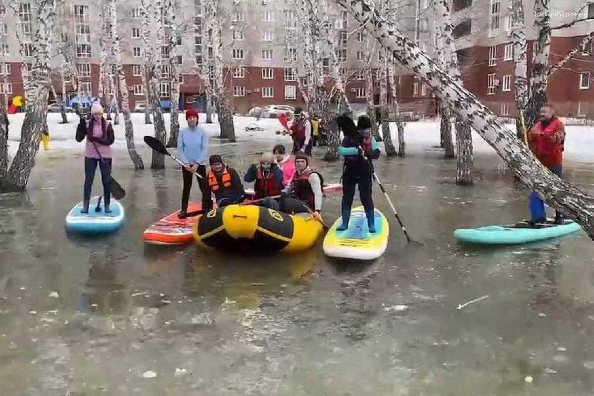 Омичи устроили заплыв на сапбордах по затопленному проспекту Комарова