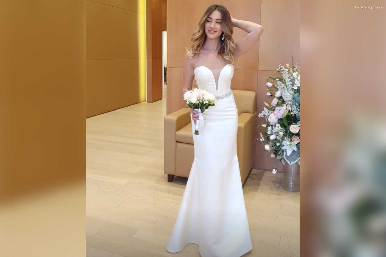 Дочь известного певца купила свадебное плате за несколько часов до росписи