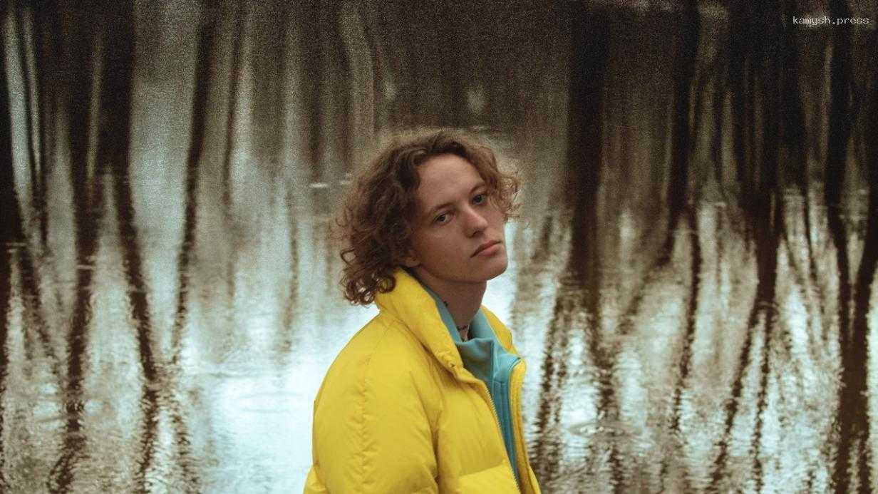 Сжегшего российский паспорт певца Шарлота оставили под арестом