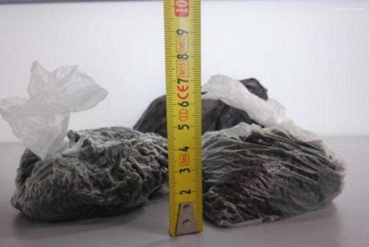 В аэропорту Иркутска таможенники конфисковали десятки килограммов насвая и тысячи контрабандных сигарет