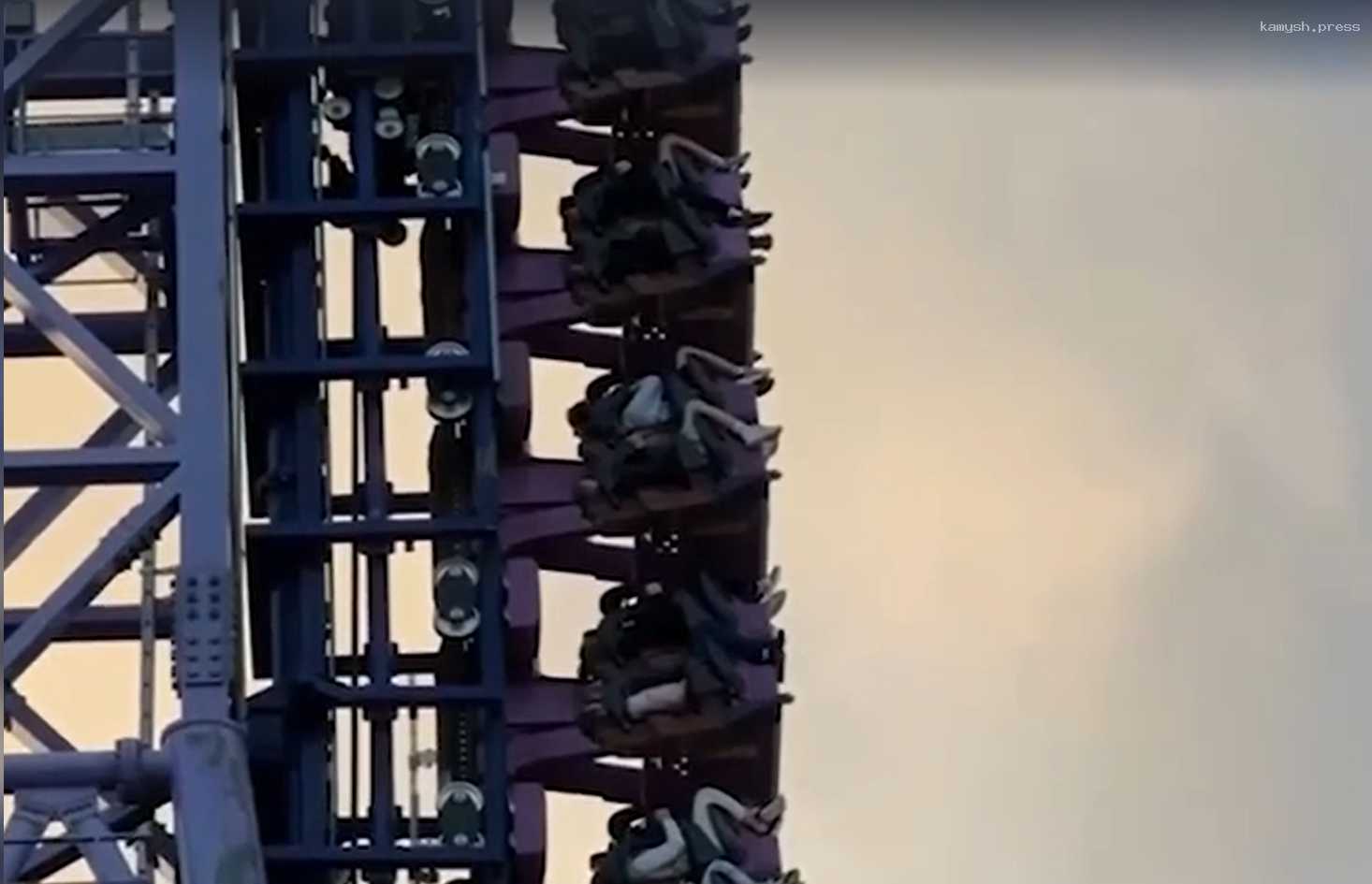 В сети появилось видео с застрявшими на аттракционе в Сочи людьми