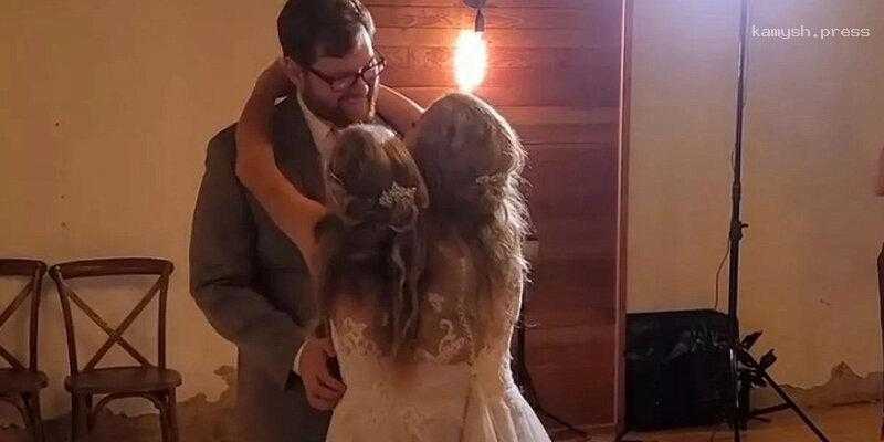 В Америке одна из сиамских близнецов с общей репродуктивной системой вышла замуж