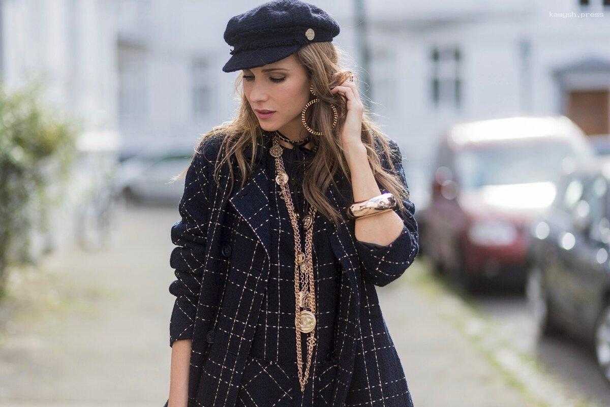 Стилист Скорокосова пояснила, как правильно носить головной убор весной