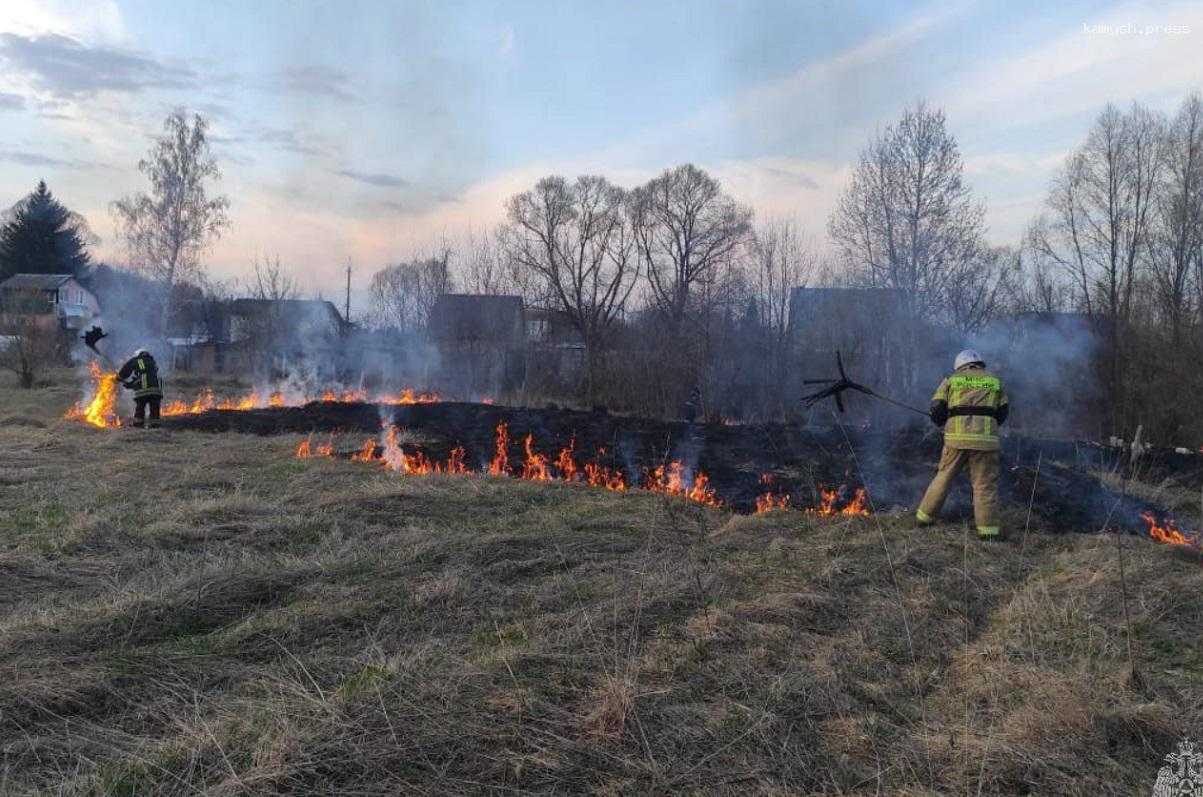Спасатели в Курской области за двое суток потушили 20 возгораний сухой травы