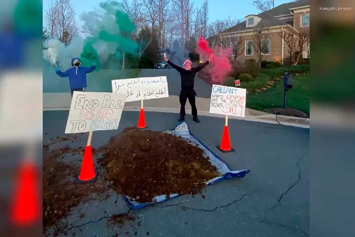 Пропалестинские активисты «заминировали» навозом участок перед домом шефа Пентагона Остина