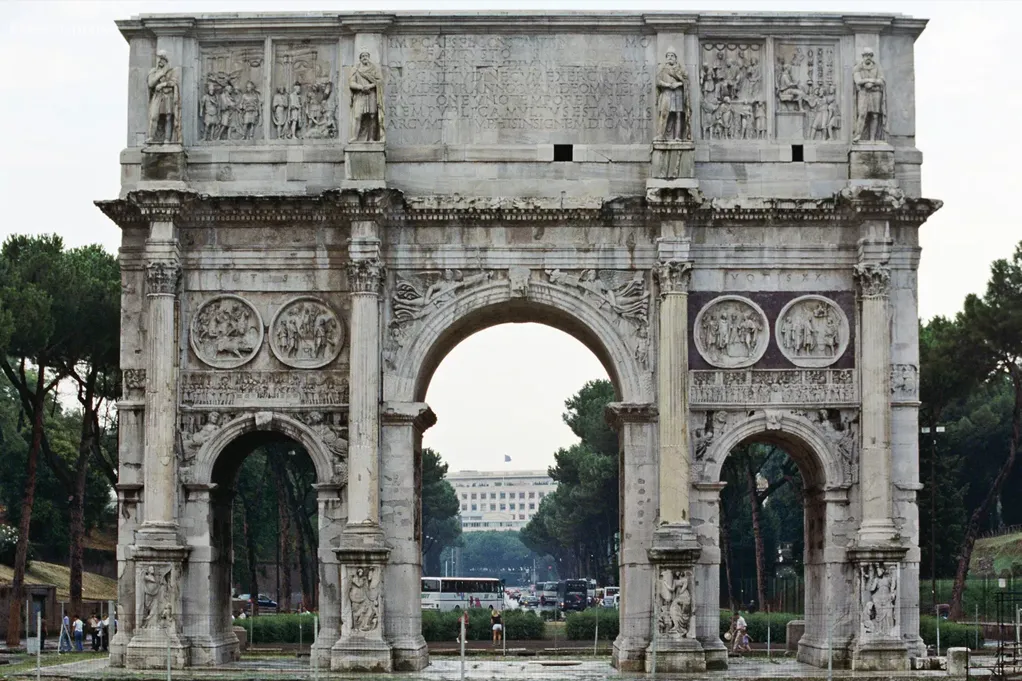 Молния повредила арку Триумфальную арку императора Константина рядом с Колизеем