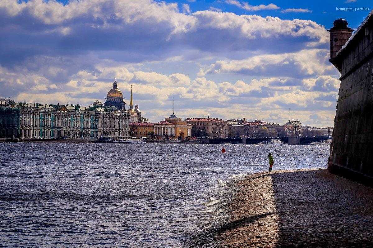 В реке Неве нашли связанный веревками труп мужчины с рюкзаком на шее, СКР начал проверку
