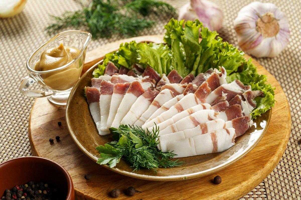 В Петербурге закрыли бар за просроченное сало и антисанитарию