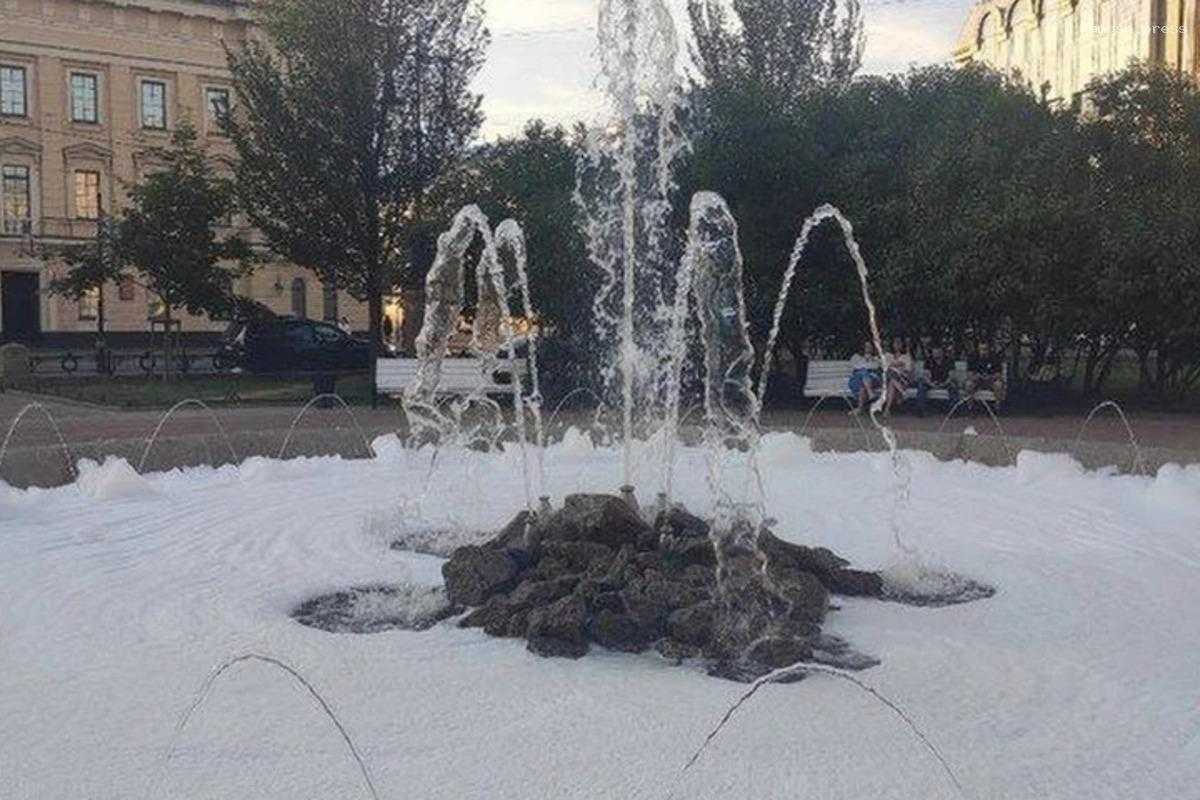Фонтан на Манежной площади закроют на три дня после налитого в него моющего средства