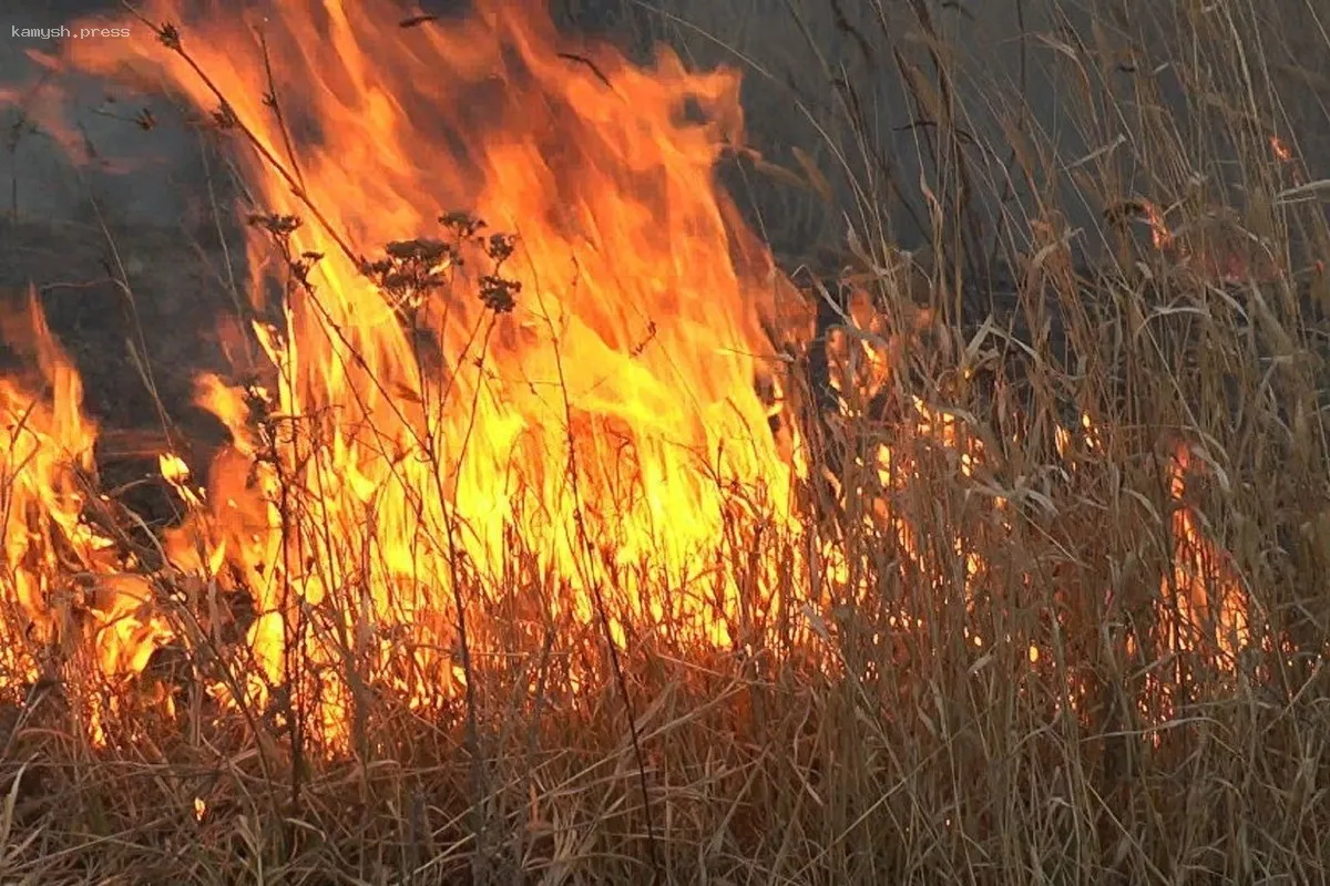 В результате атаки БПЛА Ростовской области начался пожар