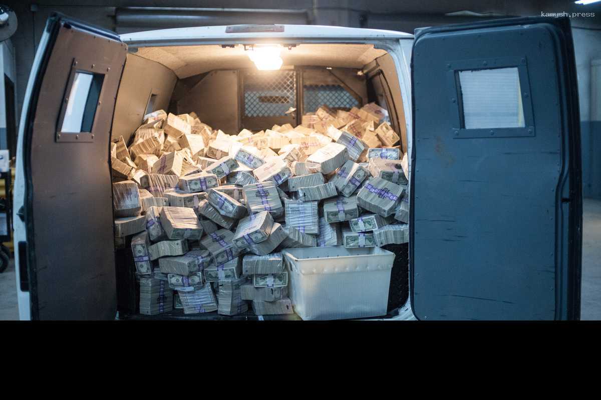 Мужчина купил складскую ячейку и обнаружил там вещи на шесть миллионов рублей