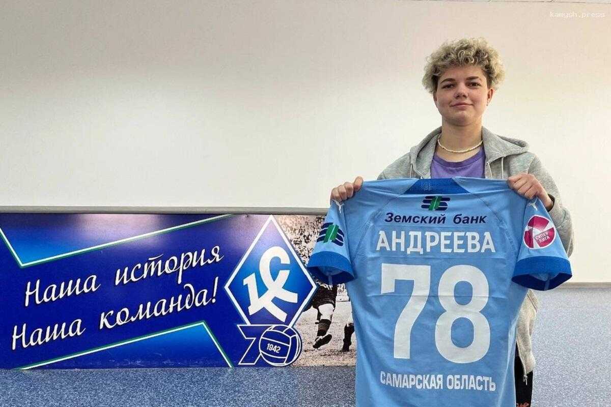 Четыре футболистки «Крыльев Советов» дебоширили в поезде при возвращении в Самару, полиция вывела хулиганок из вагона