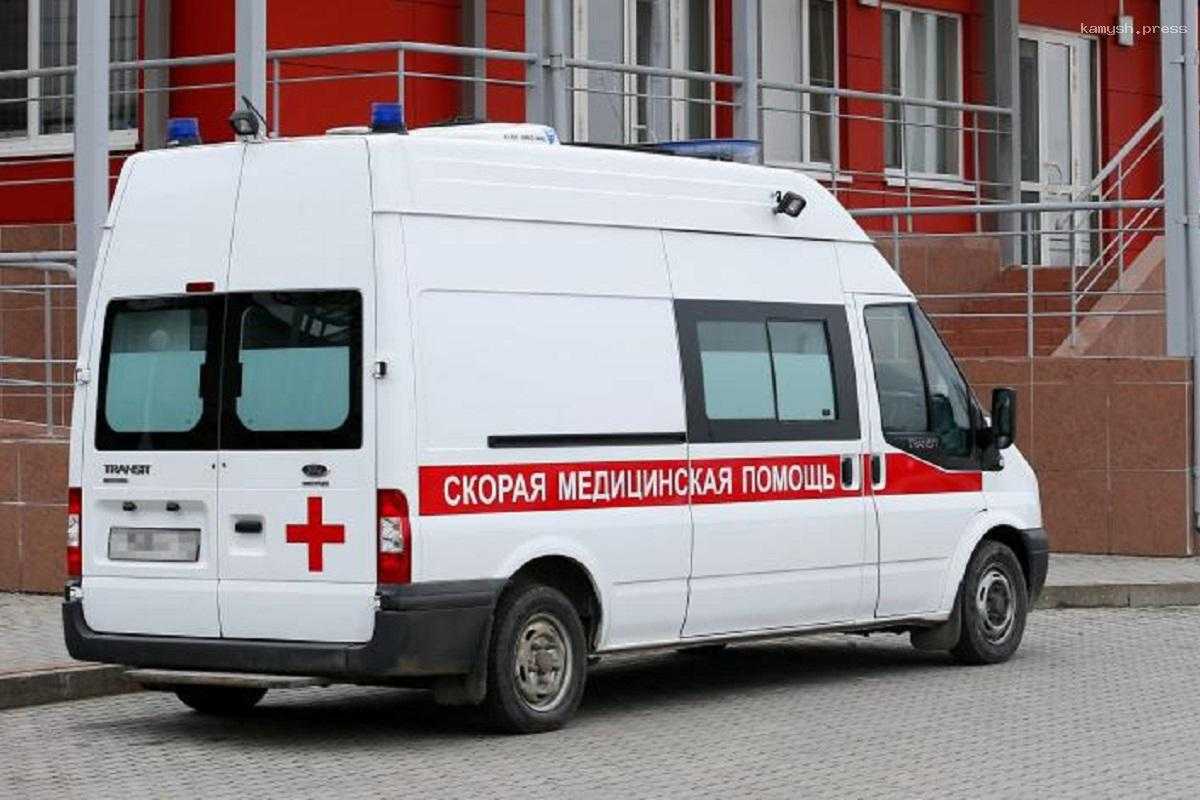 В Подмосковье в ходе ДТП погибли четыре человека, иномарка на высокой скорости врезалась в дерево