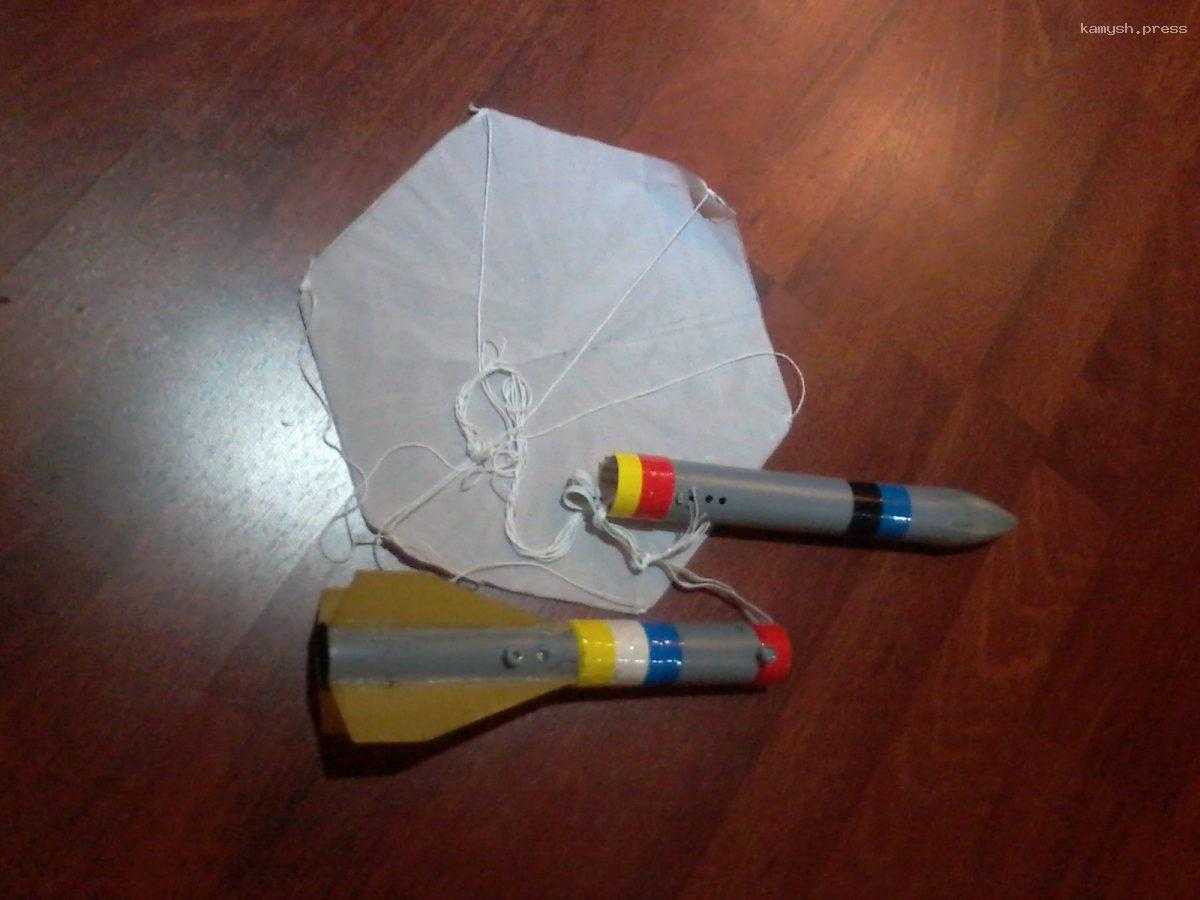 Парашют принес на крышу дома в Подмосковье предмет, похожий на ракету