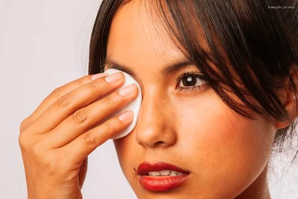 Владелица салона красоты указала на главные ошибки по уходу за кожей вокруг глаз