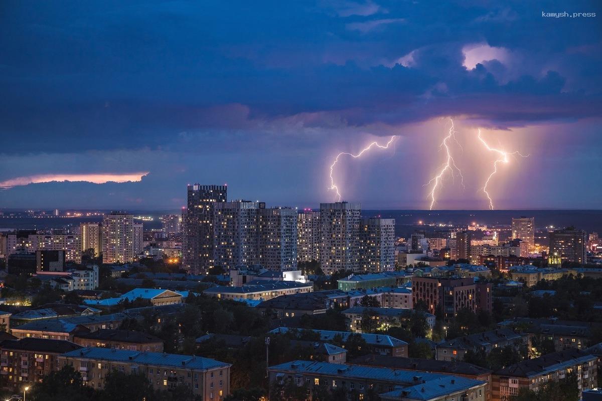 Синоптики: Сильная гроза в Перми не прекратится до вечера 19 июня