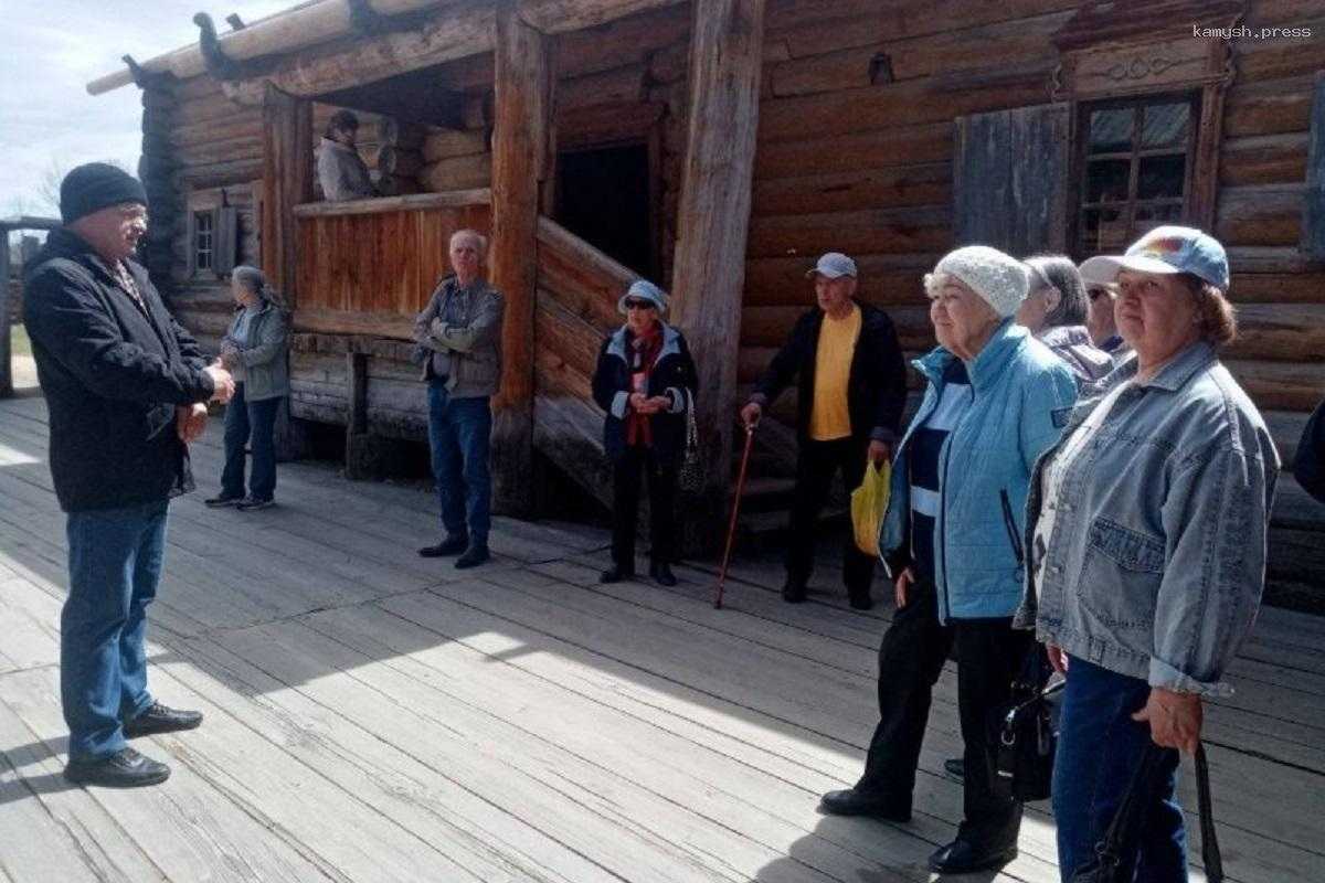 Депутаты гордумы Иркутска организовали для пенсионеров поездку в Тальцы и Листвянку