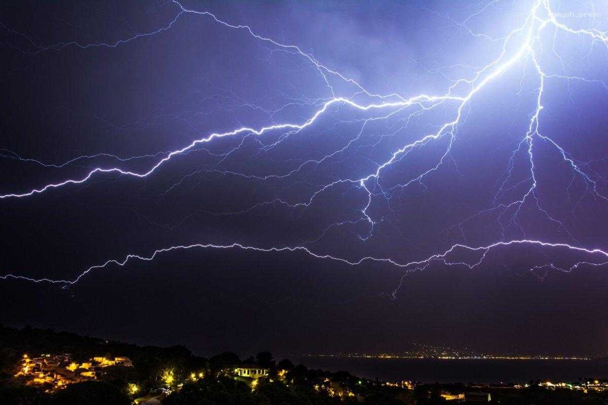 В самолет, летевший из Самары в Ереван, ударила молния