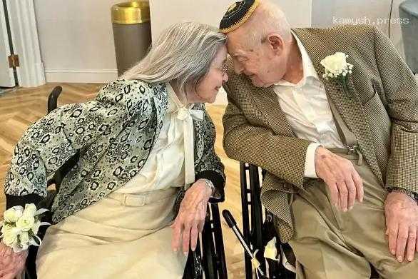 100-летний жених и 102-летняя невеста сыграли свадьбу в доме престарелых