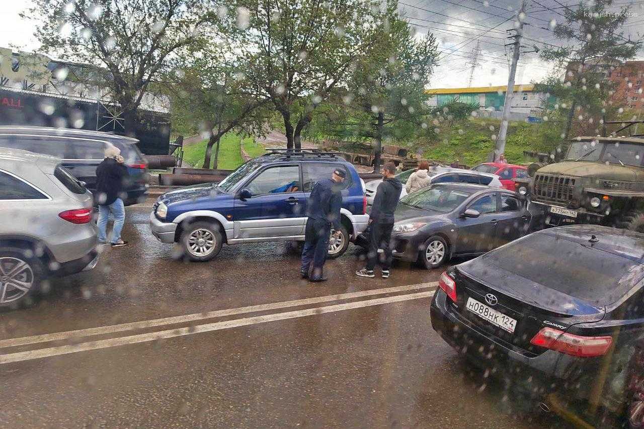 В Красноярске грузовик протаранил девять машин