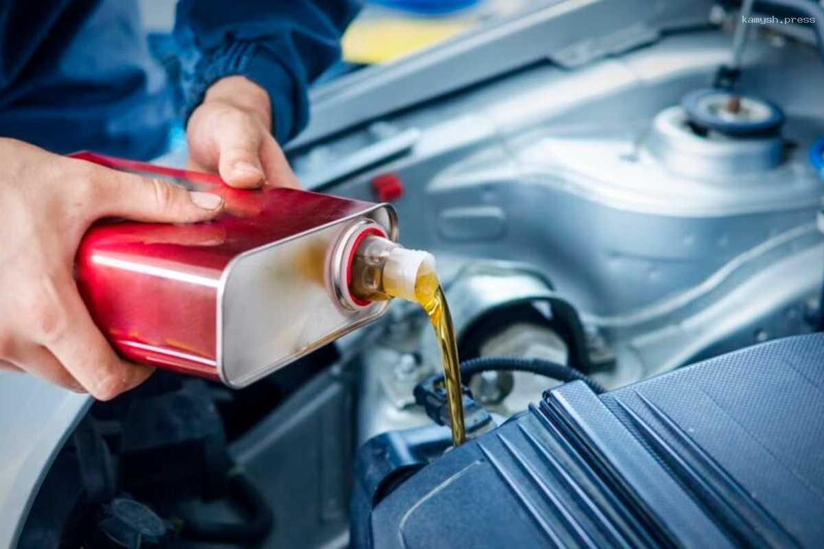 Автоэксперт рассказал, с какой частотой в машине нужно менять масло летом