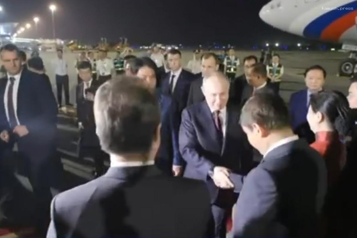 Путин прилетел во Вьетнам
