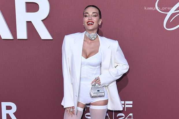 Бывшая возлюбленная российского олигарха вышла в свет в трусах