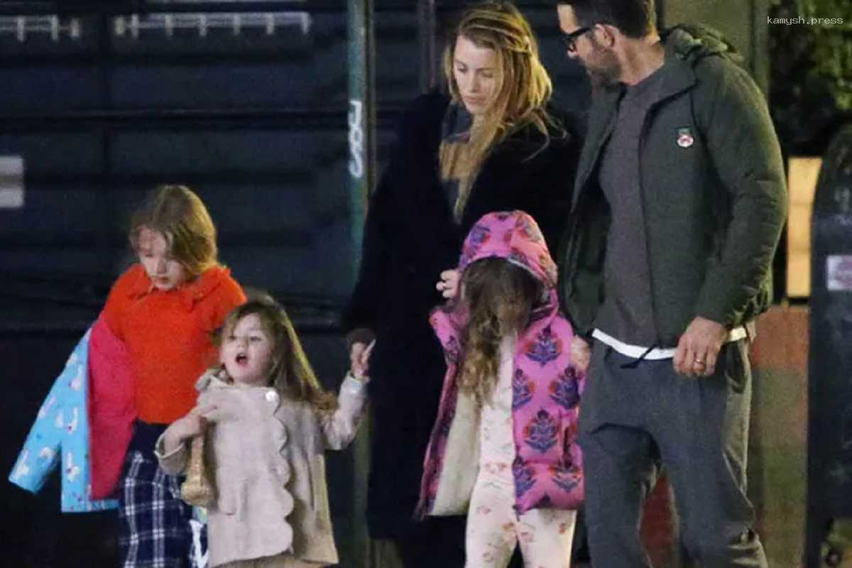 Многодетный отец Райан Рейнольдс поделился секретами воспитания детей