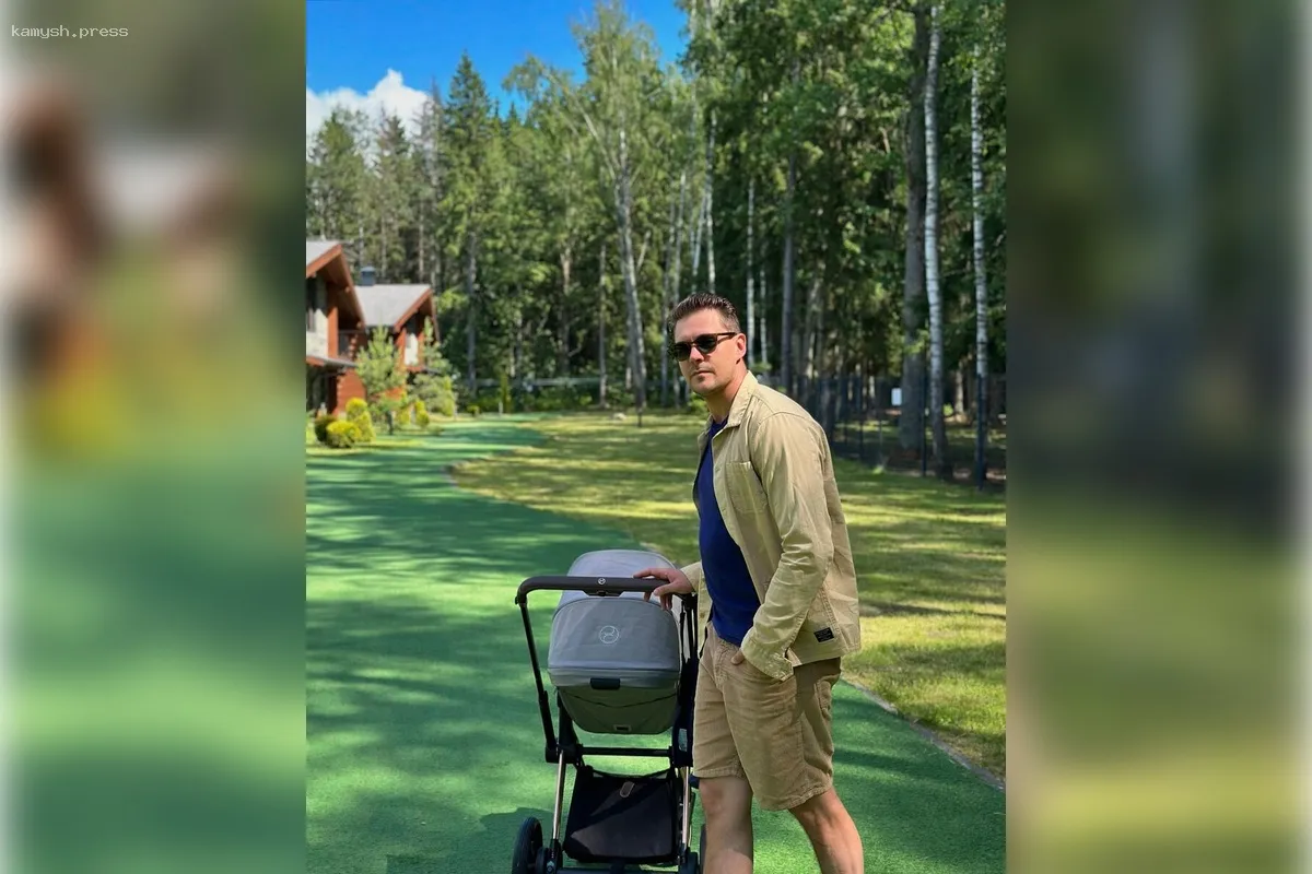 Актер Милош Бикович показал публике фотографии с новорожденным ребенком