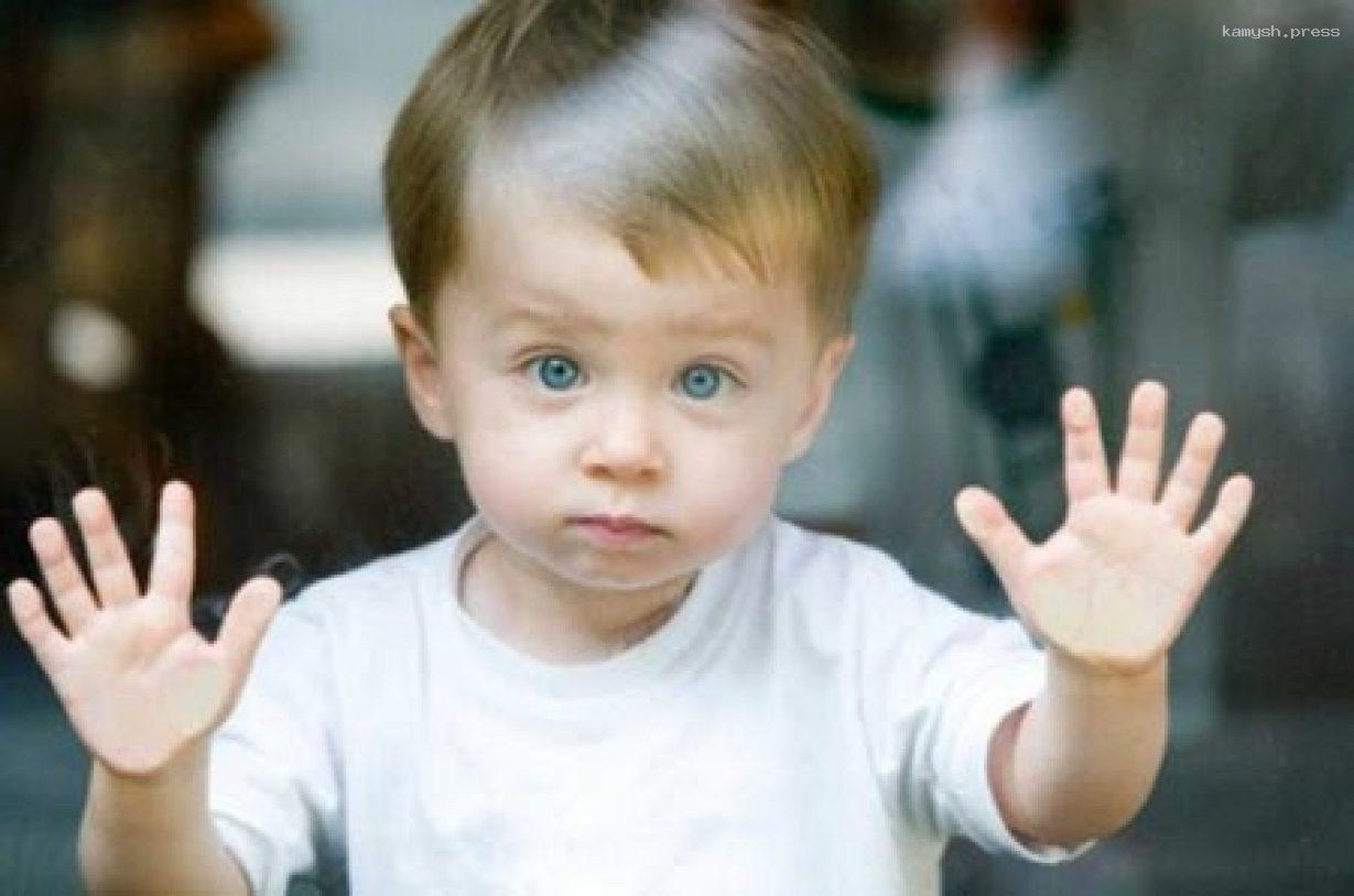 Разобраться, как воспитывать особого ребенка, родителям поможет книга «Кудряшка»