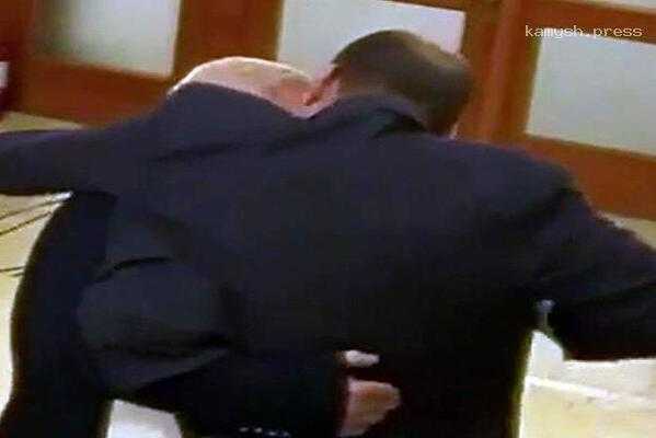 Румынского депутата на полгода лишили половины оклада за драку