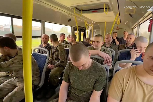В Москву привезли российских военнопленных после обмена