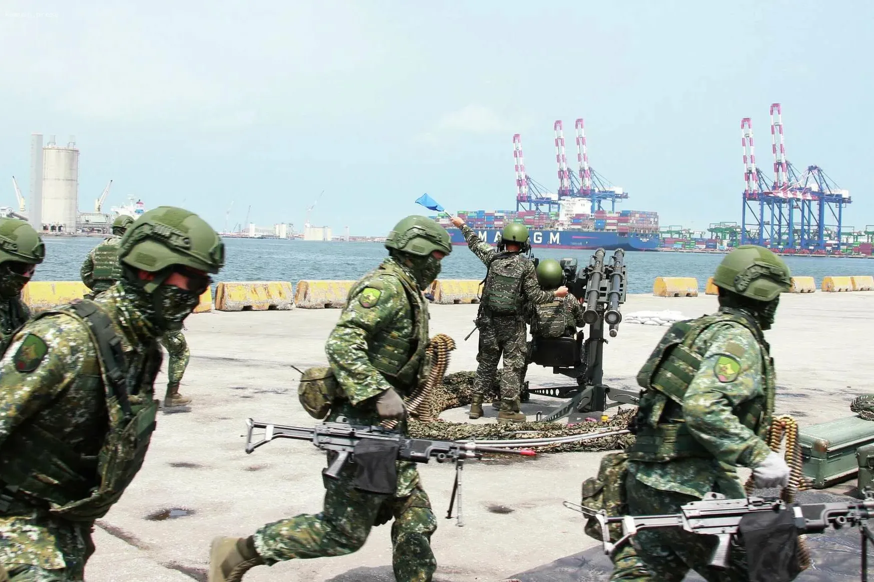 Тайвань утверждает, что 20 летательных аппаратов НОАК вошли в зону ПВО острова