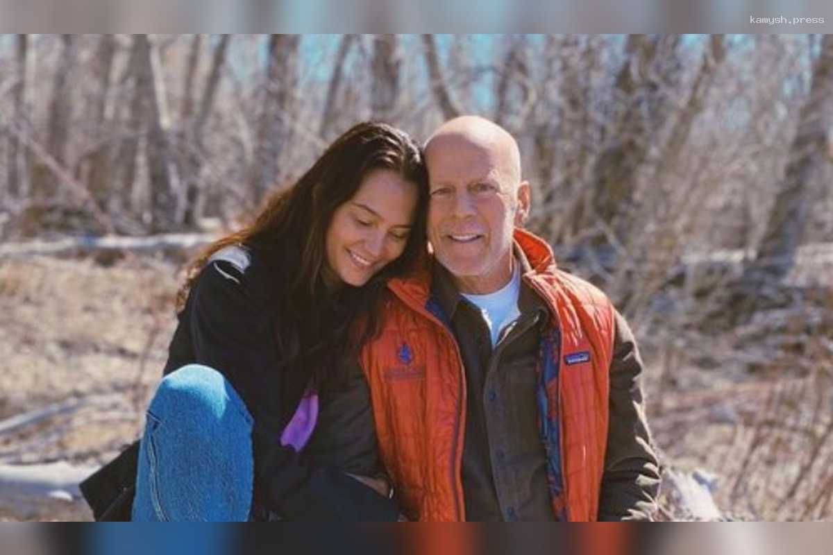 Жена Брюса Уиллиса показала фото больного супруга