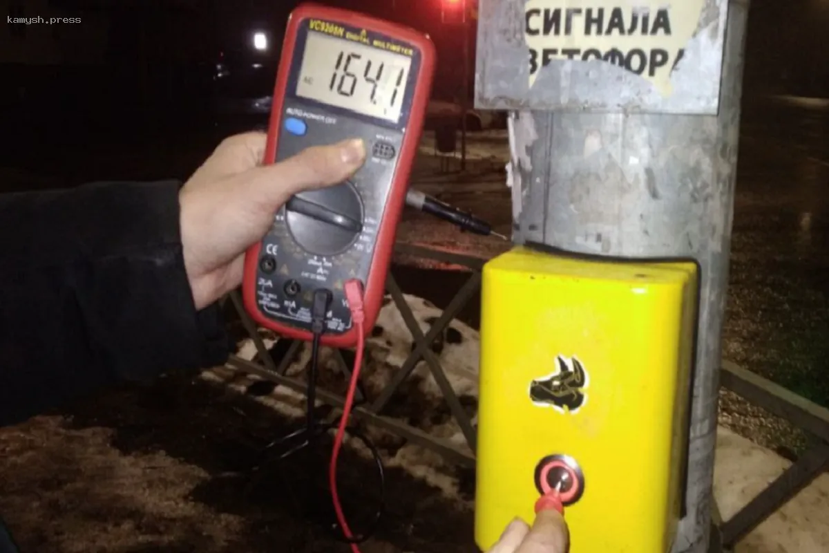 Жители Рыбинска рассказали о бьющем током светофоре на улице Герцена