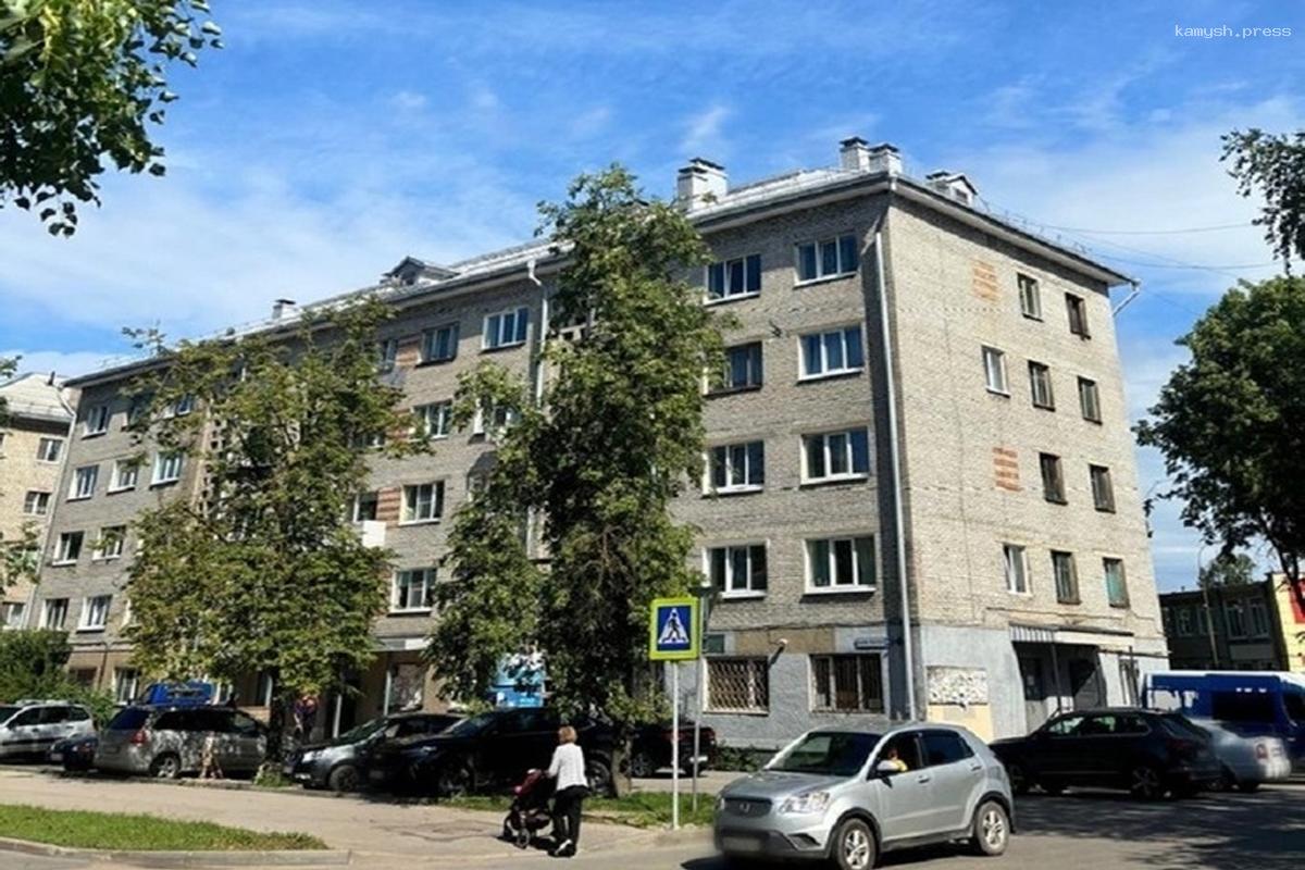 В Пскове отремонтировали крышу пятиэтажного дома 1966 года постройки