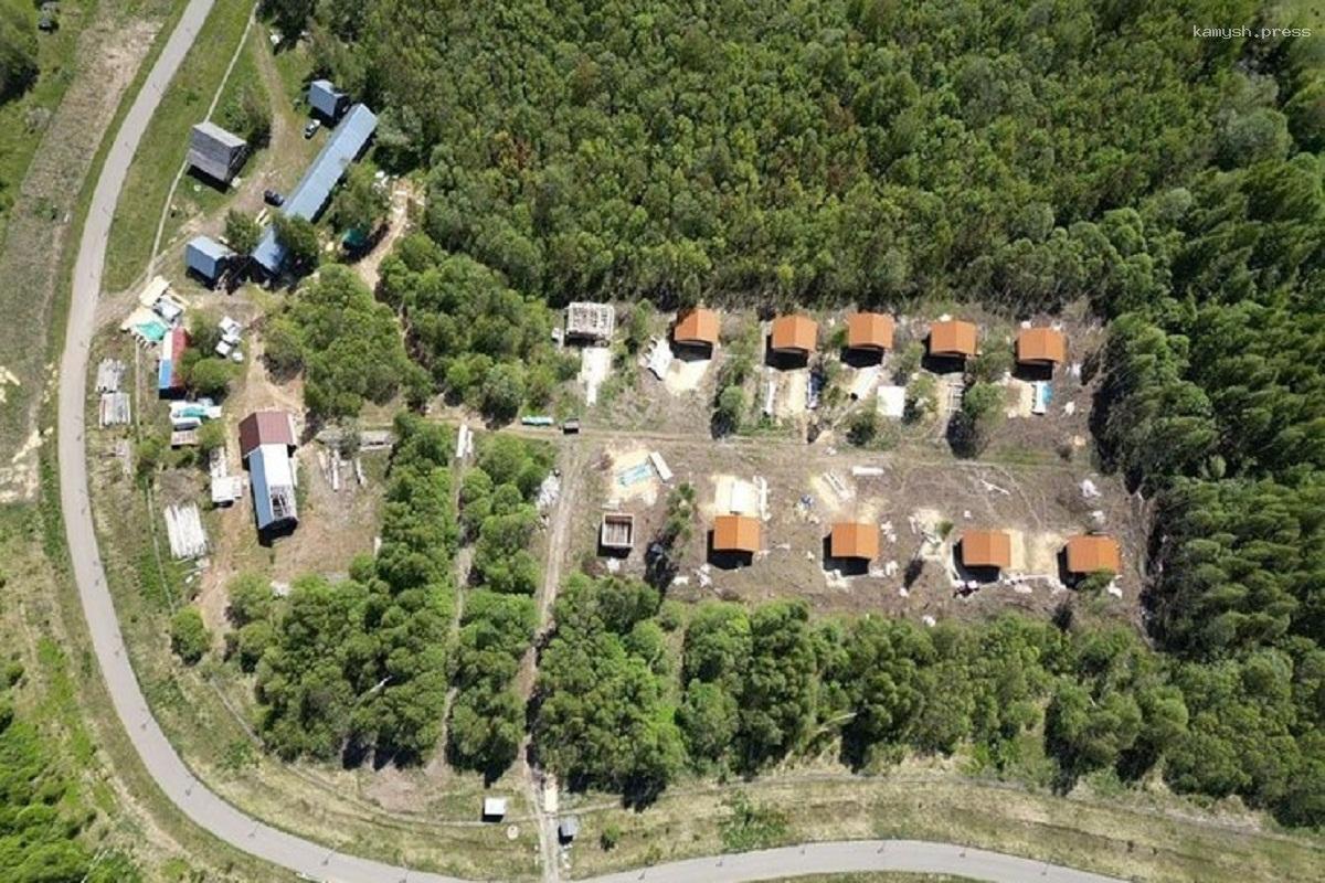 Вице-премьер Краснов рассказал о ходе строительства глэмпинга в этнокомплексе «Ясна»