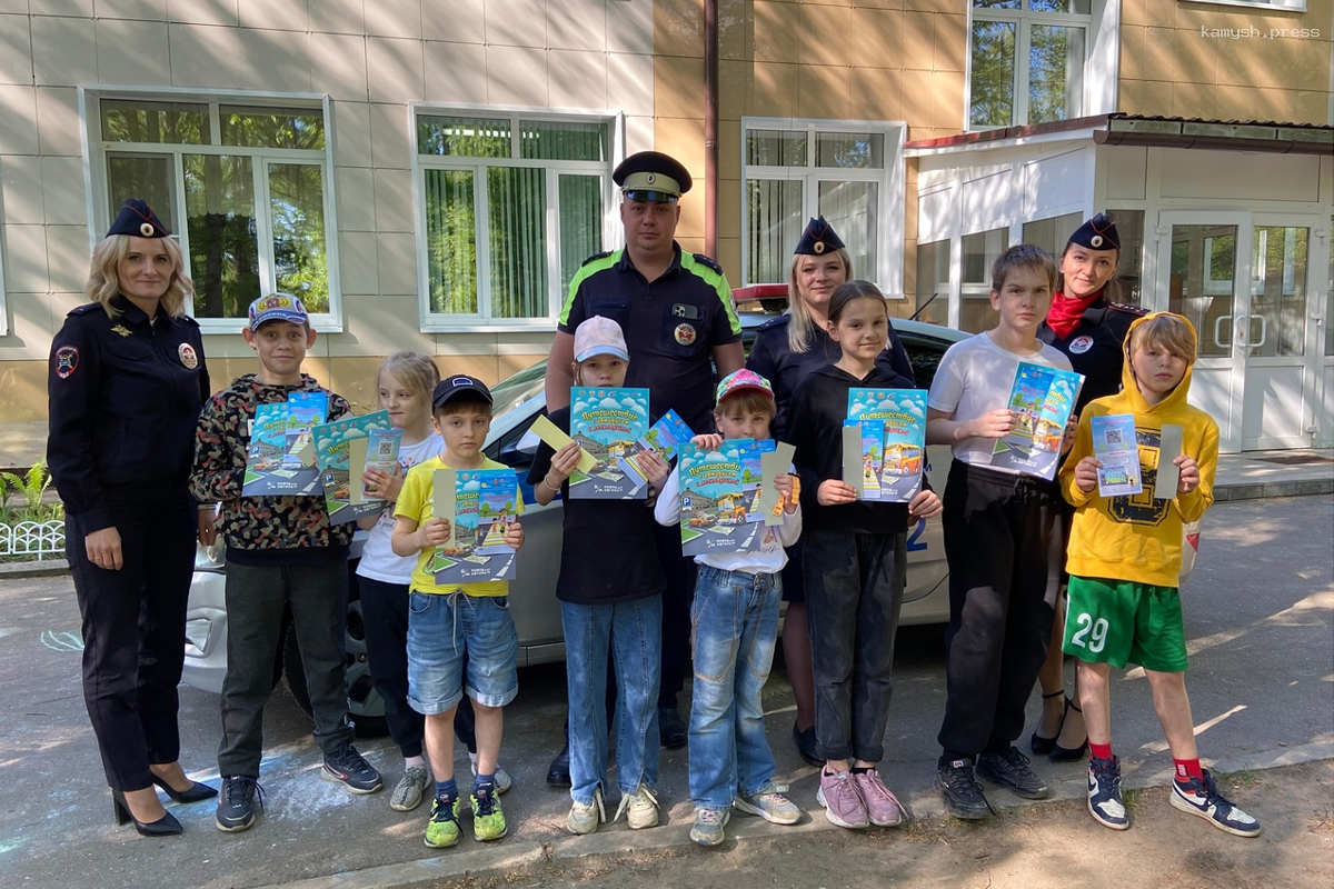 Полицейские Пушкина провели «Урок мужества» в семейном центре