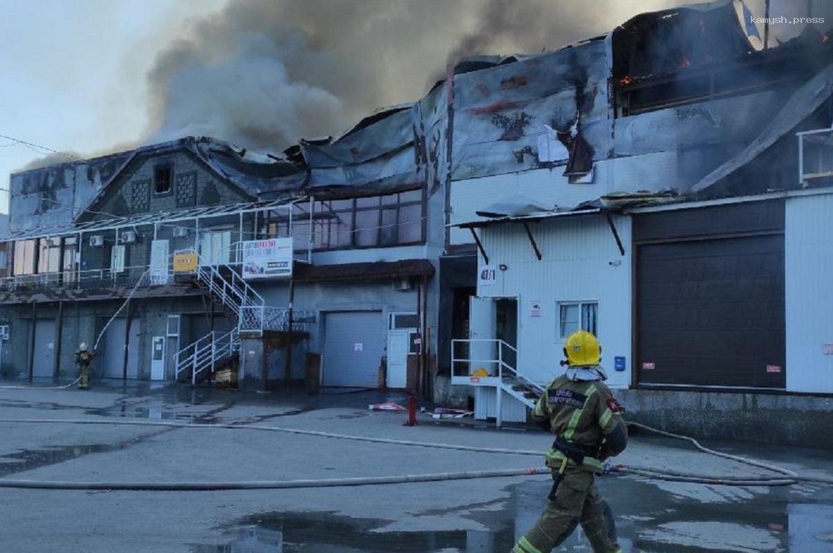 В Новосибирске на площади 4500 кв.м горит склад с горюче-смазочными материалами