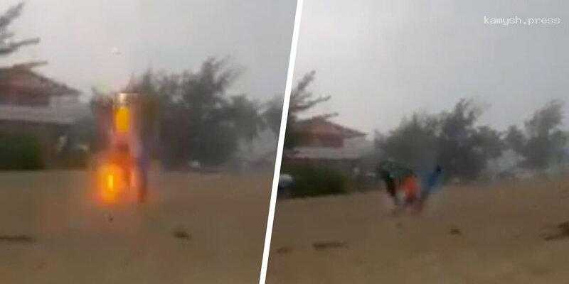 На пляже в Пуэрто-Рико молния ударила в место, где во время грозы стояли трое детей