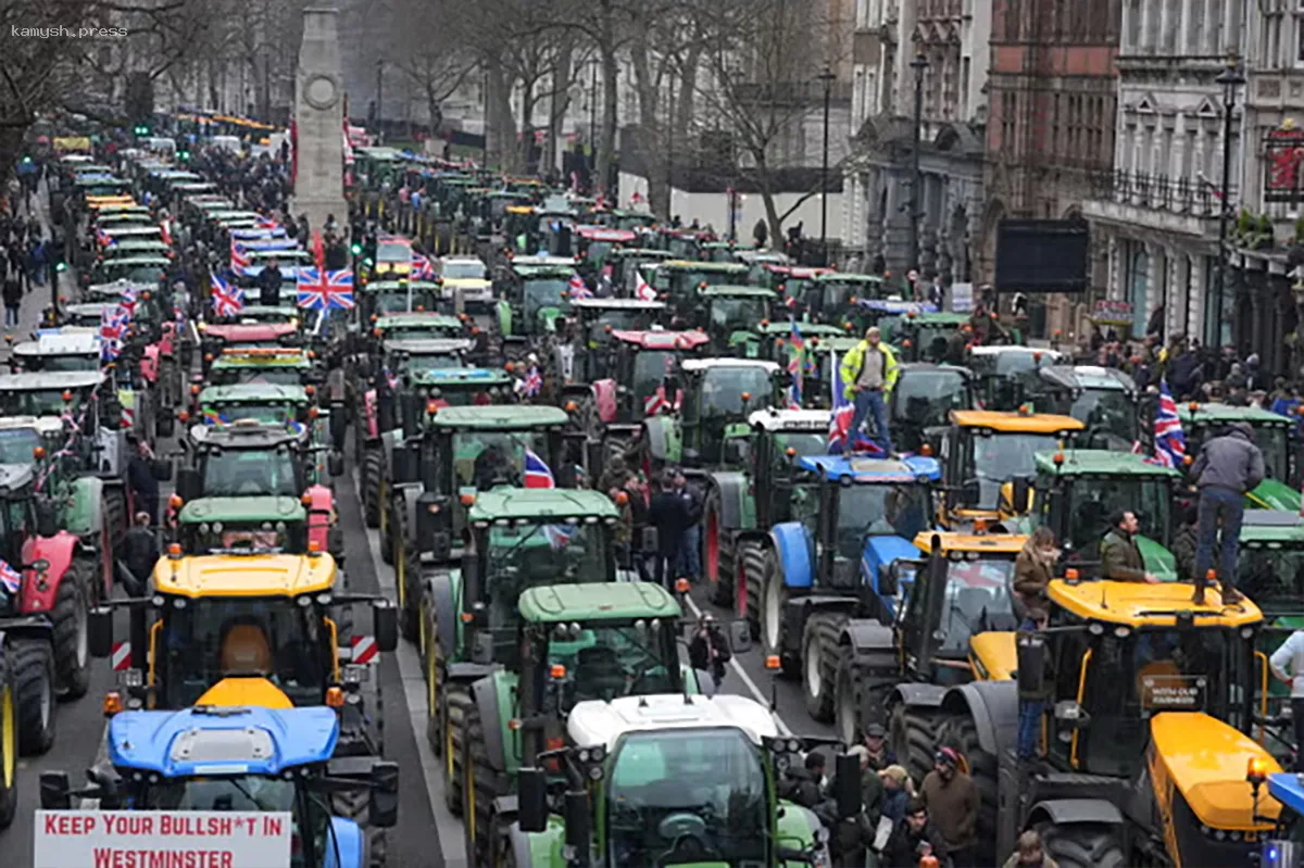 Фермеры приехали на протест в центр Лондона на тракторах и танках