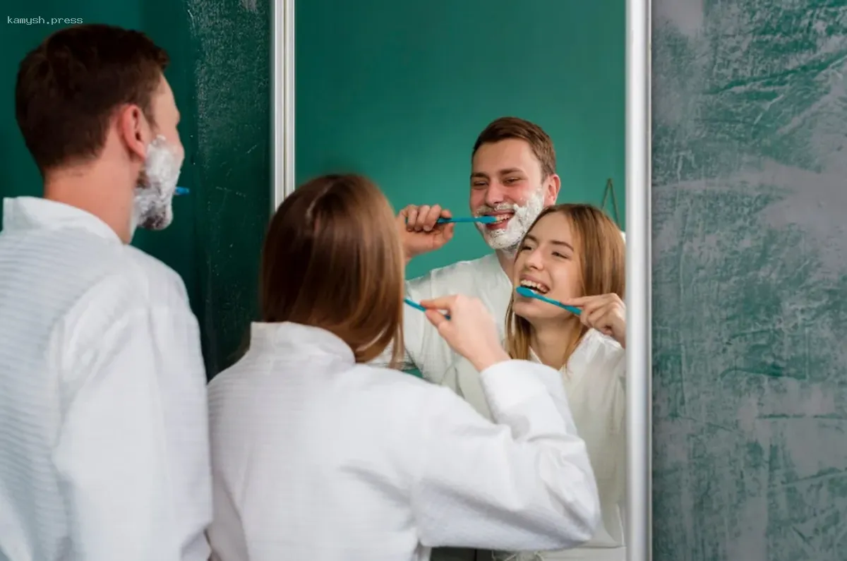 Врач Галимова рассказала, почему мужчинам чаще женщин приходится менять зубные щётки