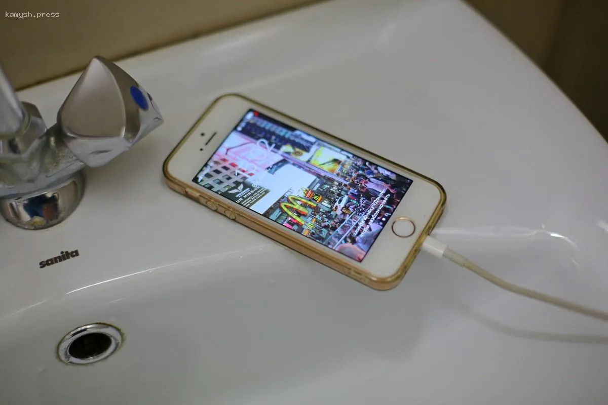 В Карелии 31-летняя девушка погибла в душе из-за поставленного на зарядку телефона