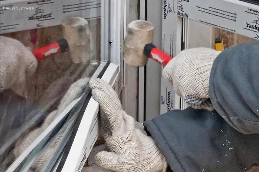 Слюсарь: Разбитые в результате атаки БПЛА окна в квартирах в Ростове заменят до 15 февраля