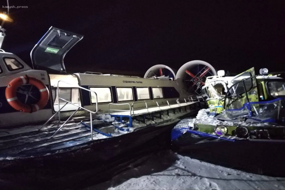 В Самарской области на Волге произошло столкновение двух судов, одно из которых везло пассажиров