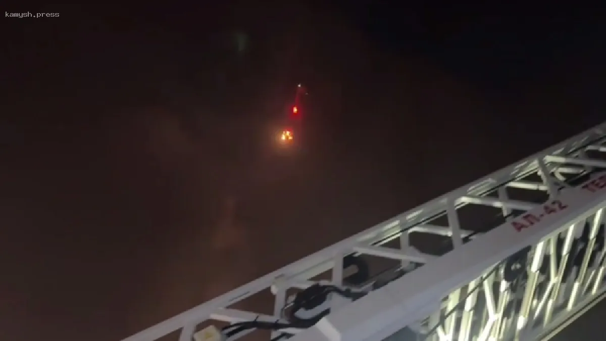 Для борьбы с сильным пожаром в Институте вычислительной техники привлечен вертолет Ка-32